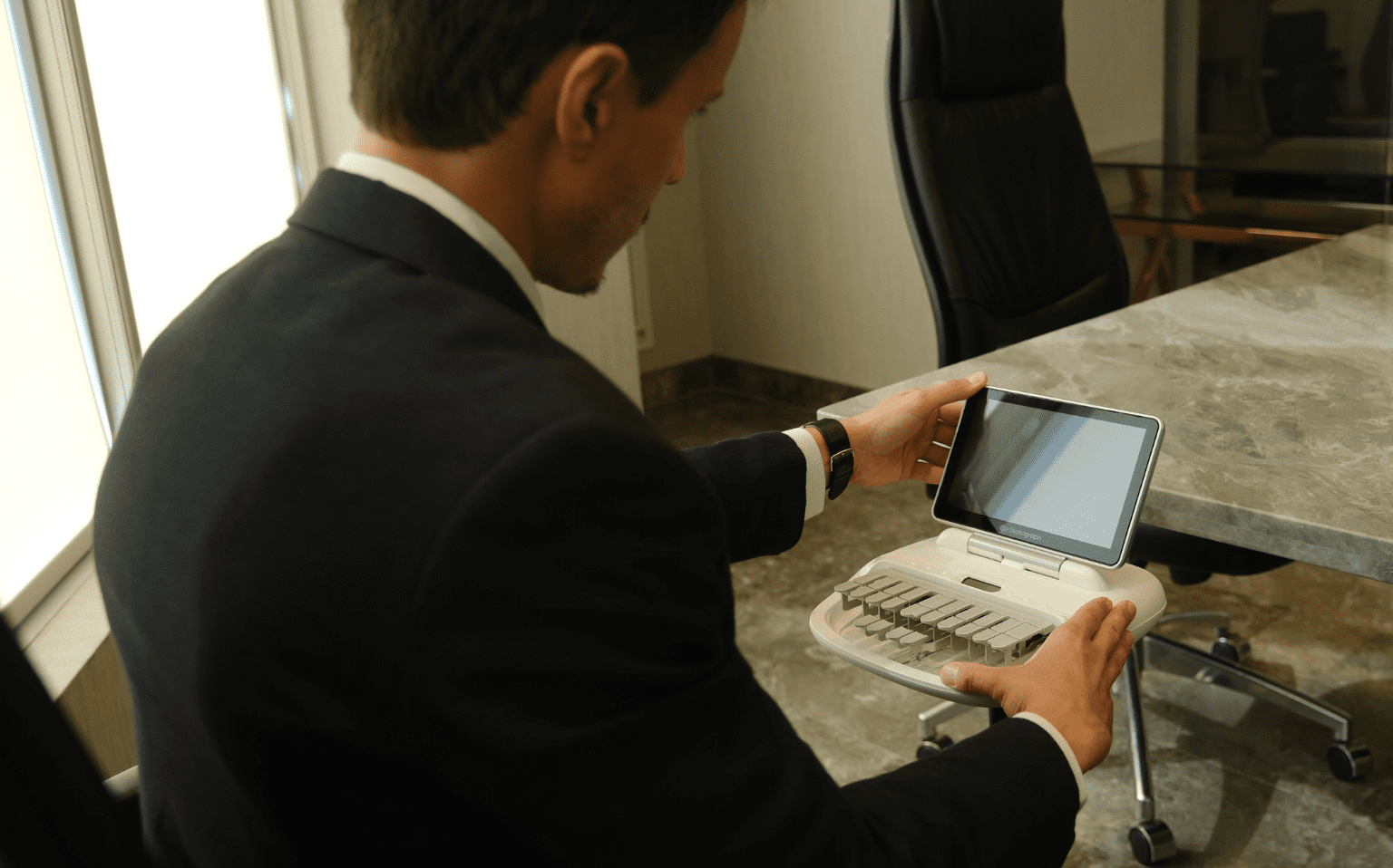 Stenographic court reporter setting up stenotype machine